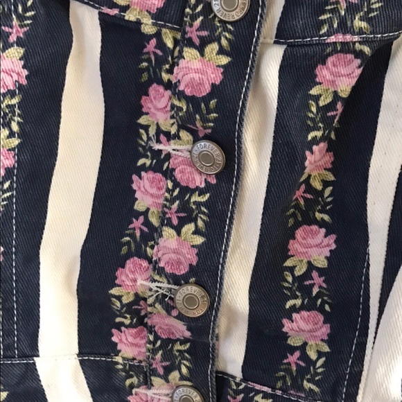 Flower pattern & striped button-up denim crop top - Picture 3 of 4